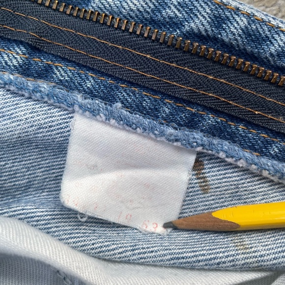 Vintage Levi 619 Denim Shorts - Picture 4 of 5